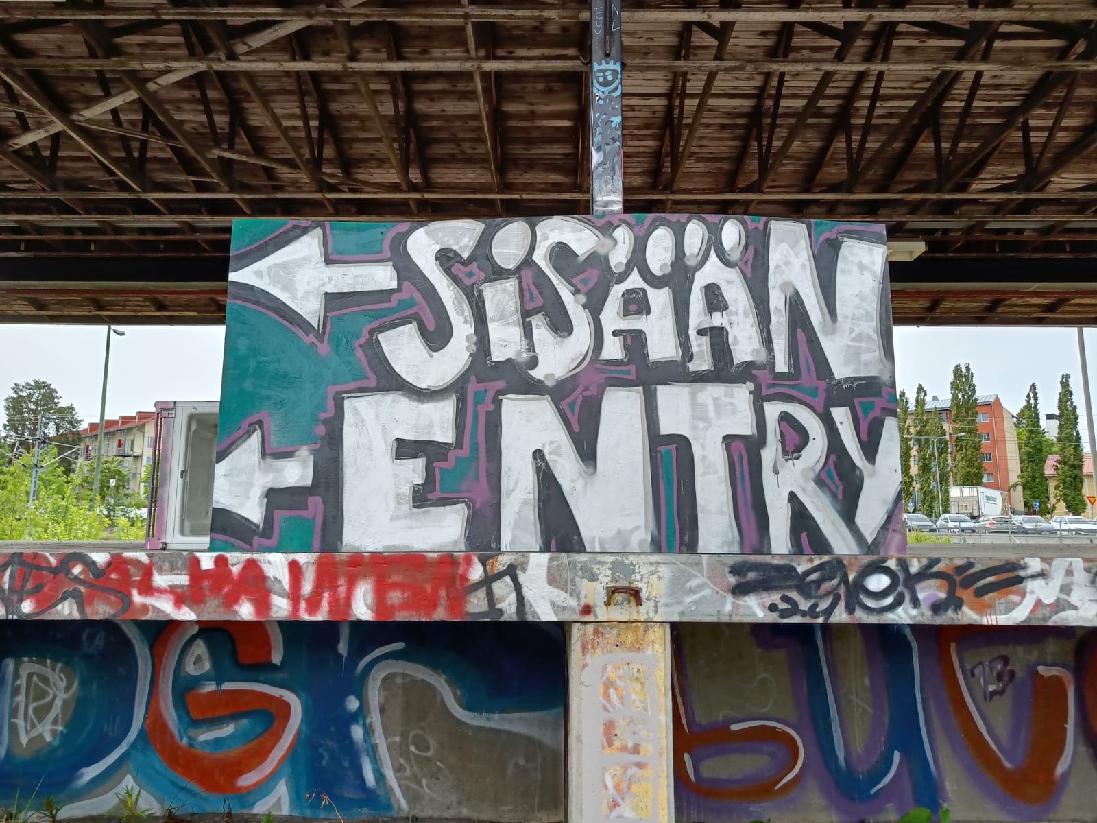 graffiti joss lukee Sisään, Entry