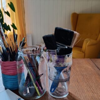 Kyniä ja pensseleitä Mahiksen luovassa tilassa