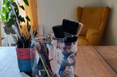 Kyniä ja pensseleitä Mahiksen luovassa tilassa